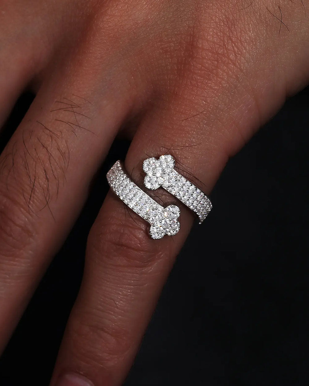 MOISSANITE HUGGING CLOVER RING.